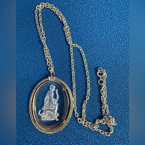 Avon Jewelry - Vintage Avon Goddess Diana Huntress Intaglio Glass Cameo Pendant Necklace 1973